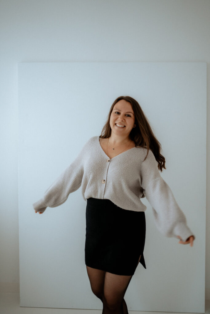 Johanna Eggers tanzt vor Freude und lacht in die Kamera