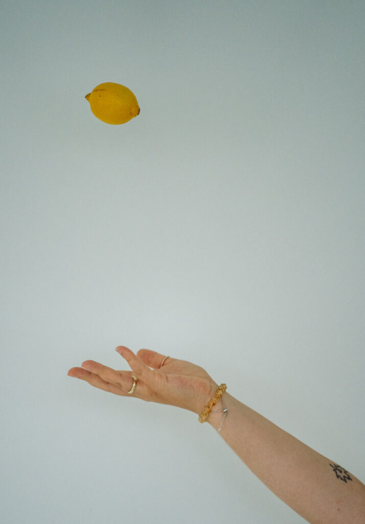 Johanna Eggers wirft eine Zitrone in die Luft